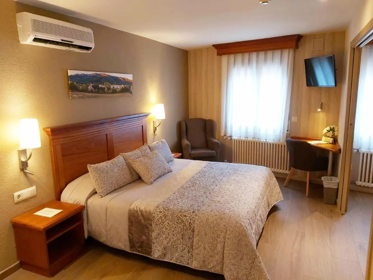 Hotel-Restaurante La Quadra 마카네트데카브레니스 호텔
